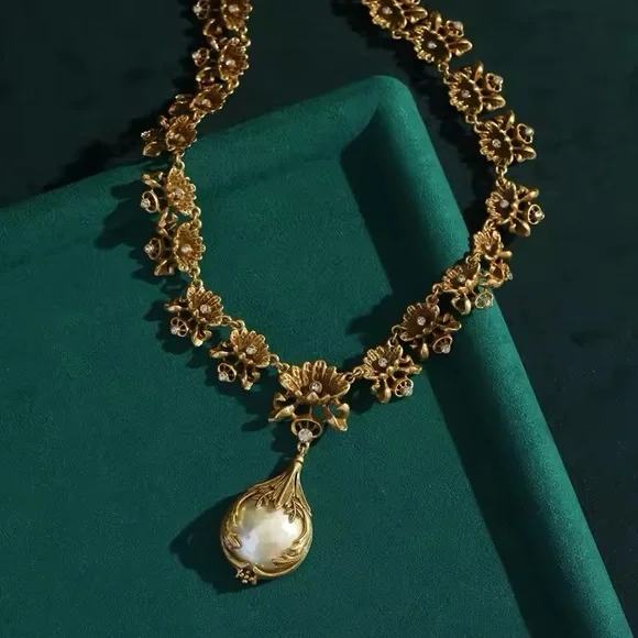 ANTIQUE STYLE GOLD FLORAL STATEMENT NECKLACE - Picture 3 of 7